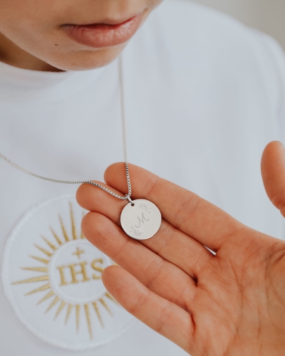 medalik srebrny dwustronny grawer pamiątka pierwszej komunii świętej dla chłopca.jpg