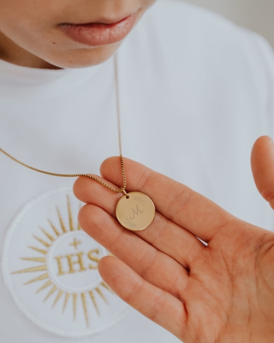 medalik pozłacany dla chłopca na pierwszą komunię świętą z grawerem dwustronnym w pudełku.jpg