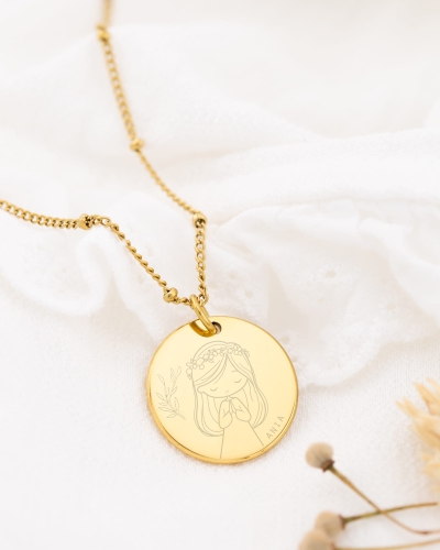 łańcuszek na pamiątkę pierwszej komuni świętej z grawerem medalik w pudełku z życzeniami.jpg