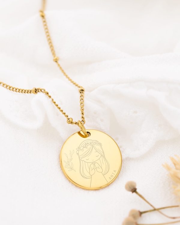 łańcuszek na pamiątkę pierwszej komuni świętej z grawerem medalik w pudełku z życzeniami.jpg