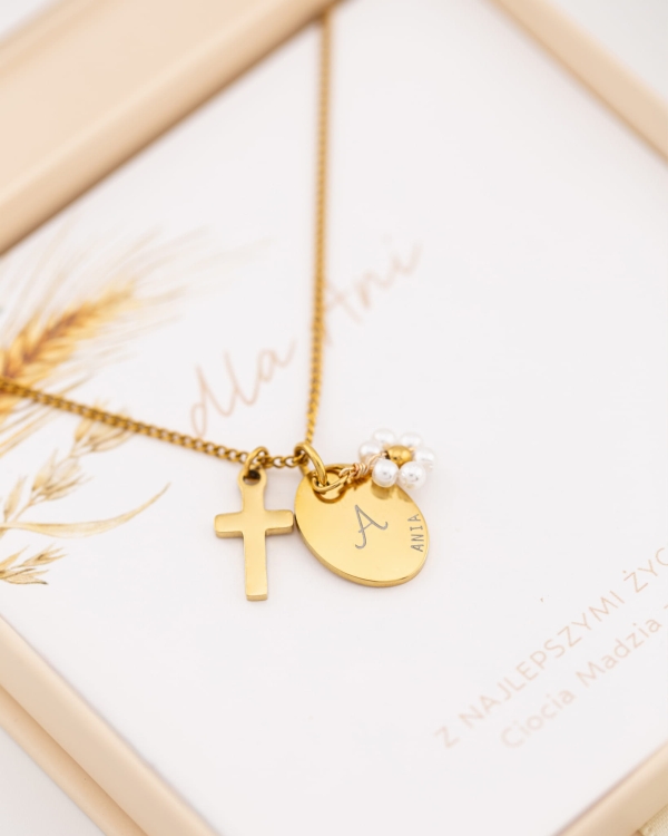 medalik pozłacany z krzyżykiem i stokrotką dwustronny grawer pamiątka pierwszej komuni świętej.jpg