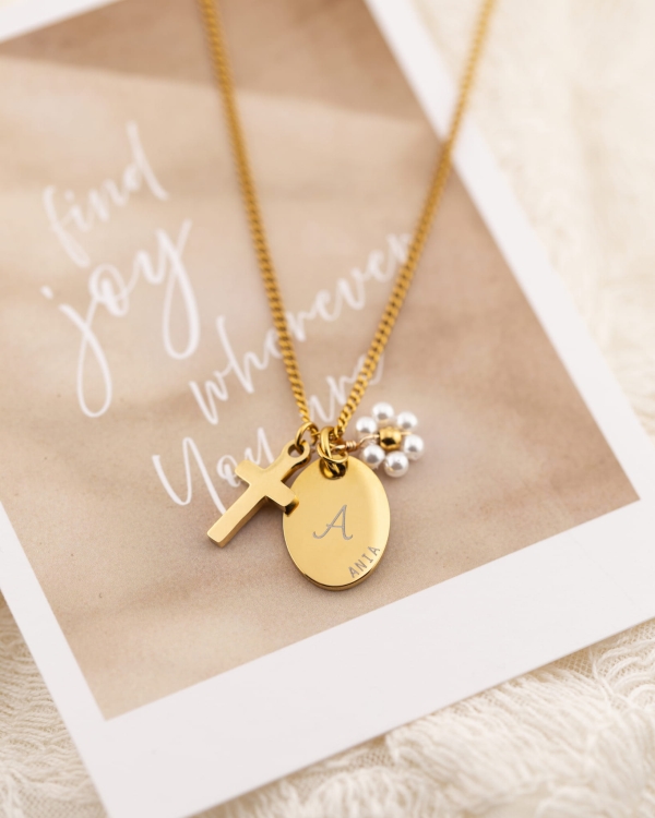 medalik pamiątka pierwszej komunii świętej pozłacany łańcuszek z grawerem.jpg