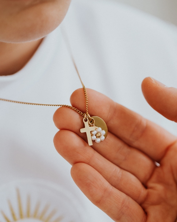 medalik ze stokrotką i krzyżykiem z grawerem dwustronnym pamiątka pierwszej komuni świętej.jpg