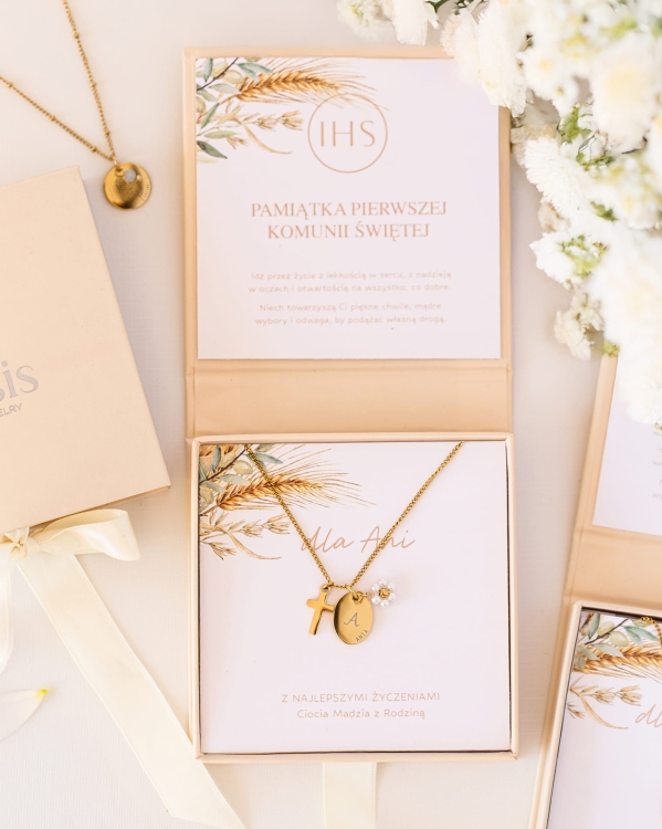 medaliki w pudełku pamiątka pierwszej komuni.jpg