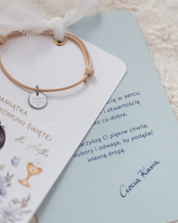 niebieska dla chłopca pamiątka pierwszej komunii świętej dla dziecka bransoletka z grawerem i kartką z życzeniami.jpg