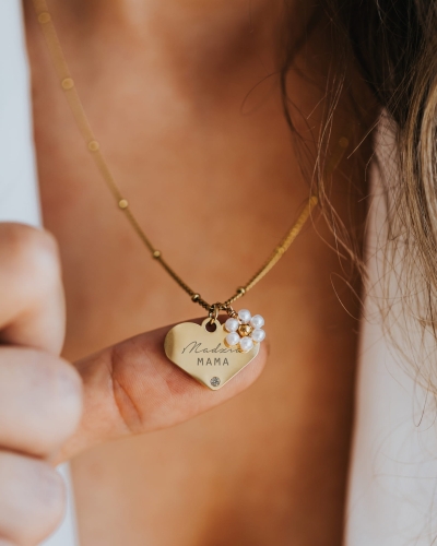 personalizowany naszyjnik z grawerem, grawerunek z imieniem mamy, złoty naszyjnik serduszko z grawerem, naszyjnik dla mamy