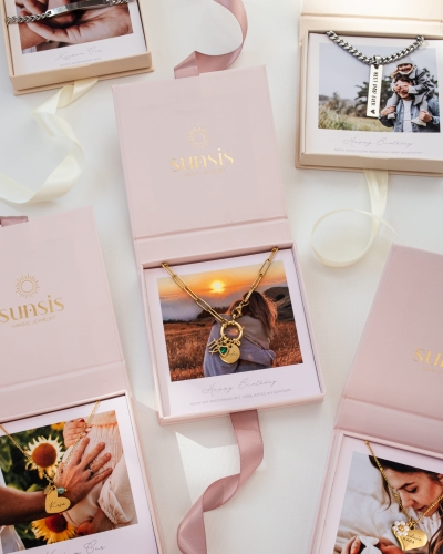 Personalizowany naszyjnik boho z kwiatem i wygrawerowanym imieniem