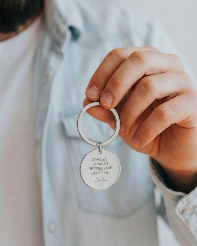 srebrny brelok ze stali szlachetnej z grawerem zawsze wracaj bezpiecznie do domu