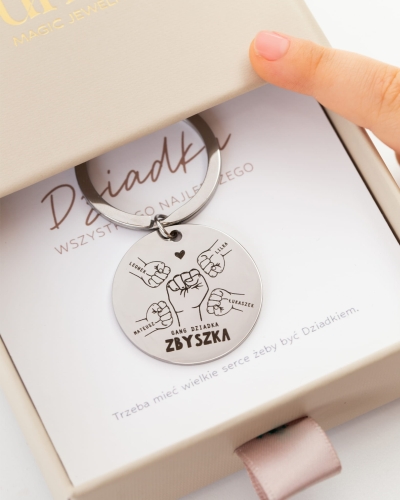 brelok z grawerem na dzień dziadka gang dziadka wnukowie piąstki.jpg