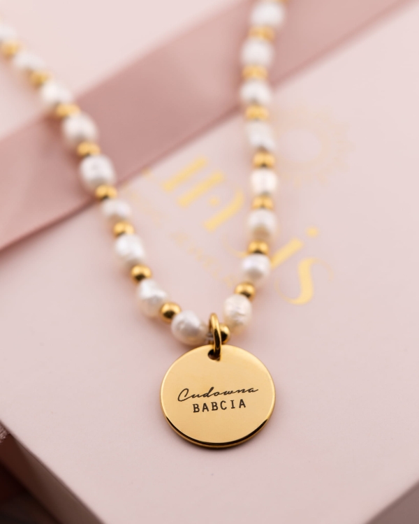 naszyjnik z pereł dla babci z grawerem.jpg