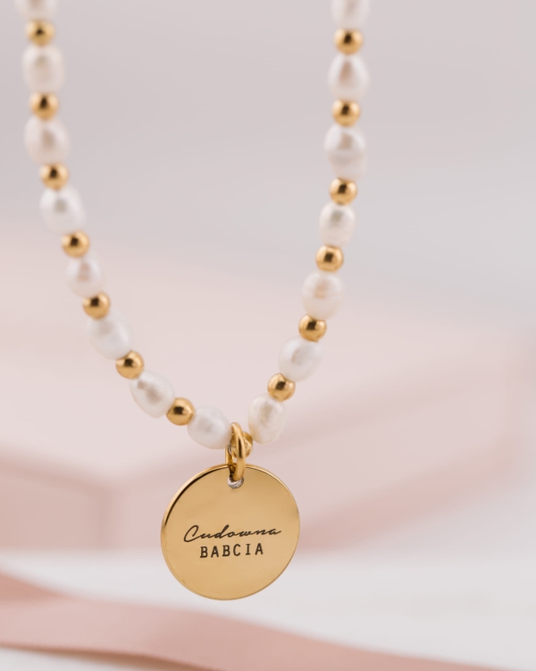 naszyjnik z pereł hodowlanych dla babci z grawerem cudowna babcia.jpg
