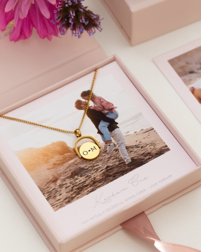 naszyjnik z grawerem inicjałów i twoi tekstem na walentynki dla niej rocznicę.jpg