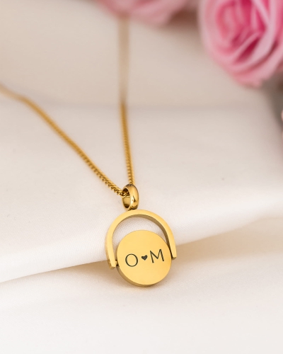 naszyjnik z dwustronnym grawerem z inicjałami na walentnyki dla niej.jpg