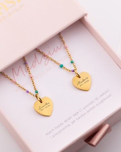dwa naszyjniki serduszka z grawerem dla przyjaciółek z imionami.jpg