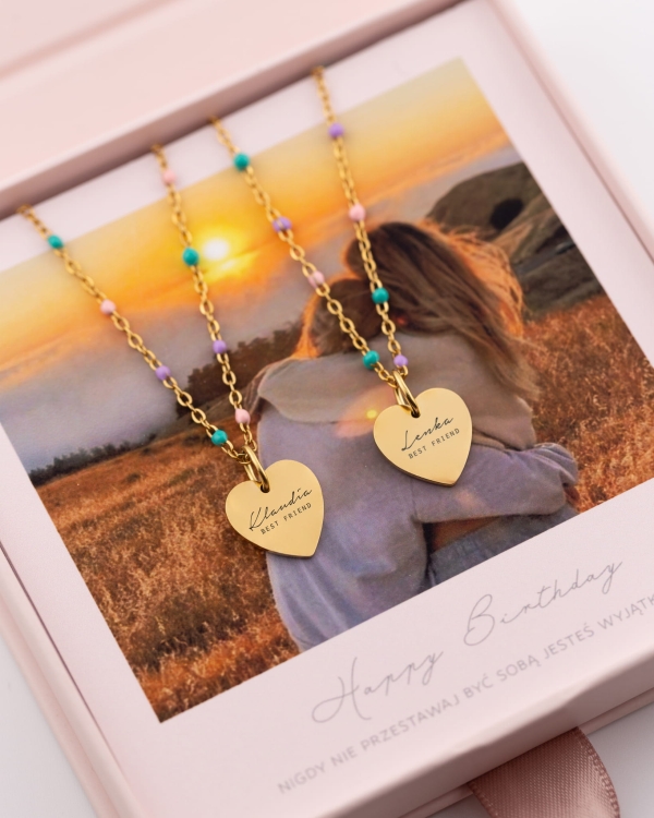 dwa naszyjniki serduszko dla przyjaciółek na prezent w pudełku z waszym zdjęcien.jpg
