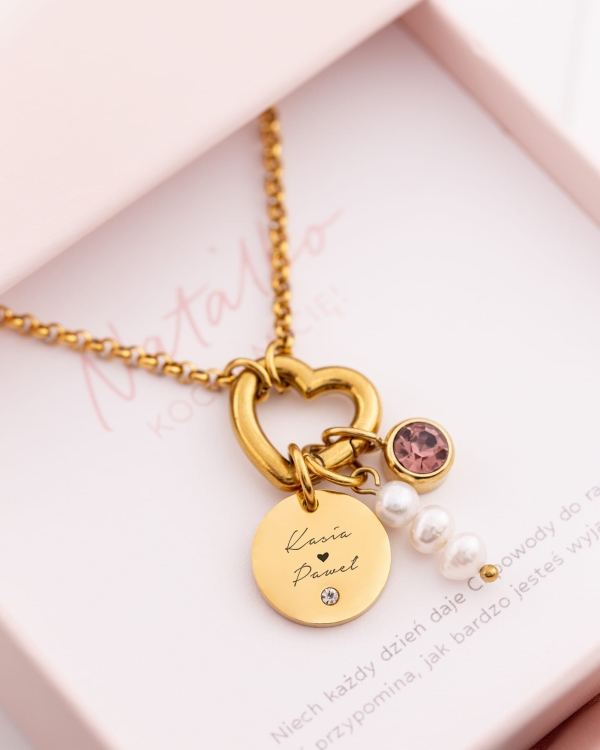 naszyjnik z grawerem imion dla niej na walentynki z sercem cyrkonią i perłami.jpg