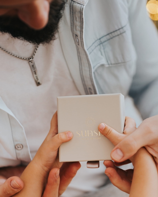 prezent dla niego w pudelku z dedykacja.jpg