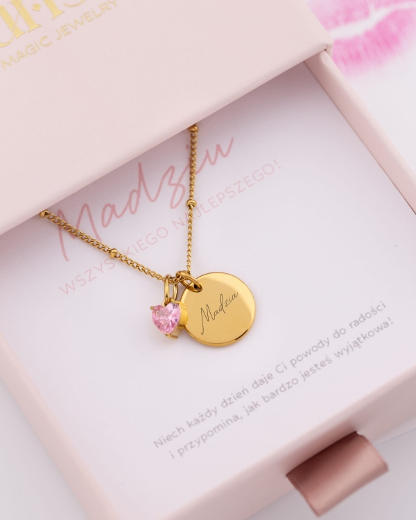 naszyjnik z grawerem imienia i cytatem oraz cyrkonią różowym sercem.jpg
