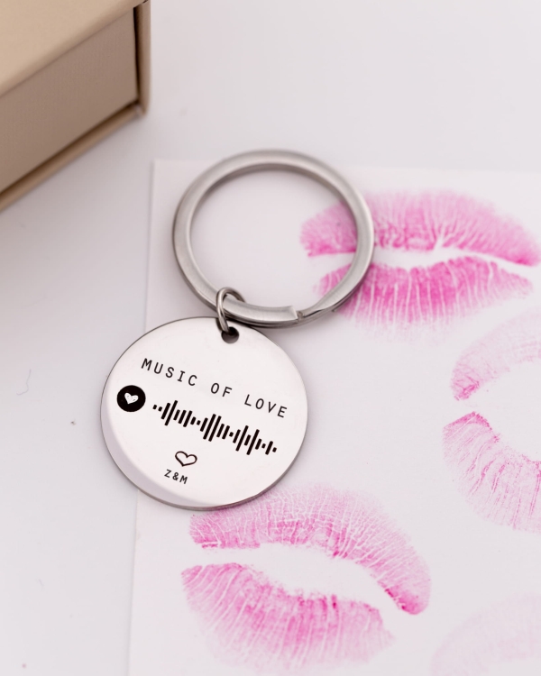 brelok z kodem piosenki lub playlisty grawer z inicjałami dla zakochanych.jpg