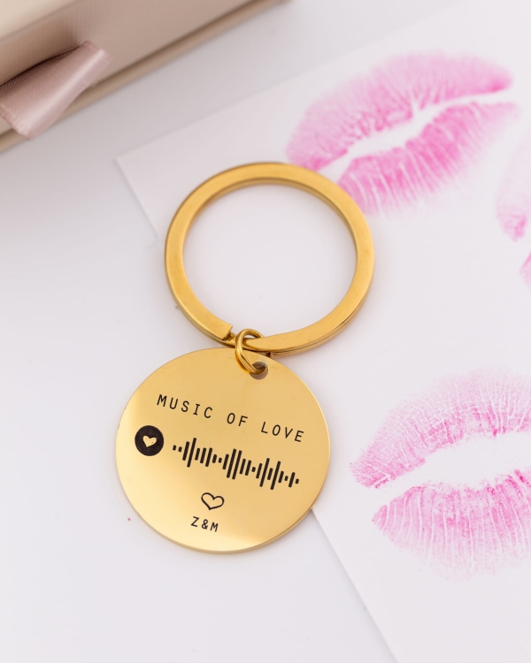 brelok z grawerem inicjałów i waszej piosenki lub playlisty.jpg