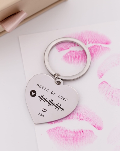 BRELOK SREBRNE SERDUSZKO Z inicjałami i grawerem waszej piosenki.jpg