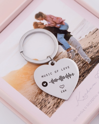 brelok w kształcie serca a grawerem inicjałów i waszej piosenki.jpg