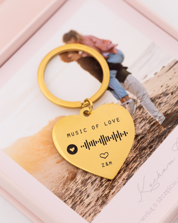 brelok zlote serce z grawerem w pudelku.jpg