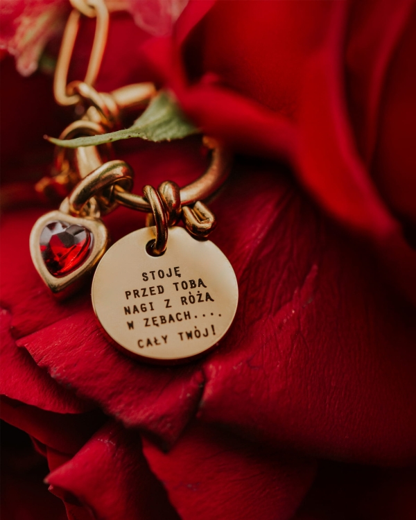 naszyjnik z pikantnym grawerem róża w zębach romantyczny napis.jpg